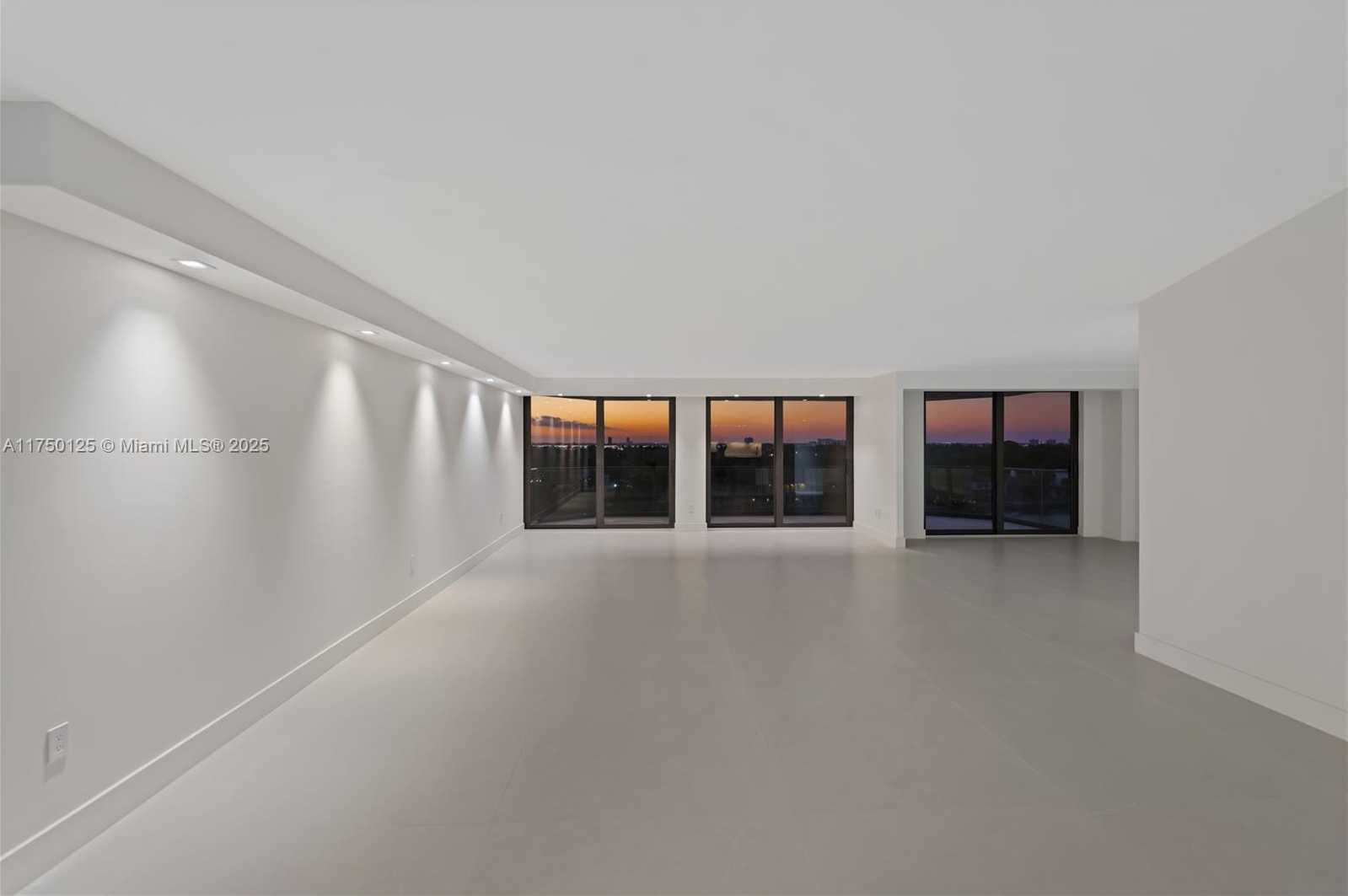 Small Image of 5500 COLLINS AVE #802, Miami Beach Number 36