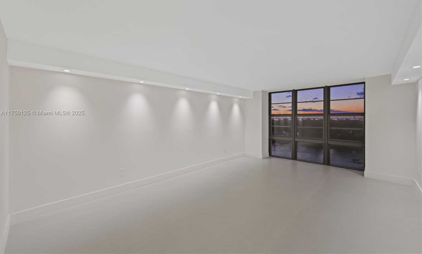 Small Image of 5500 COLLINS AVE #802, Miami Beach Number 37