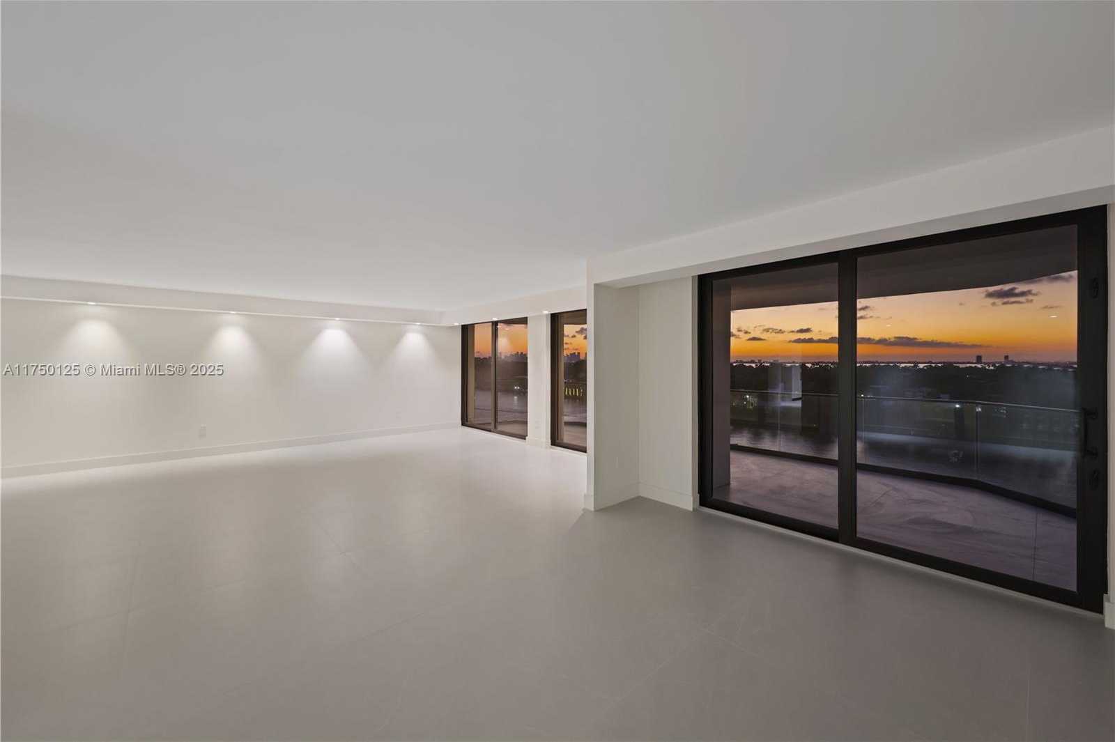 Small Image of 5500 COLLINS AVE #802, Miami Beach Number 38