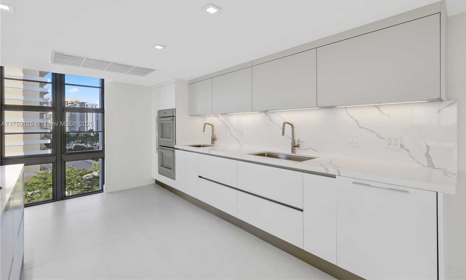 Small Image of 5500 COLLINS AVE #802, Miami Beach Number 6