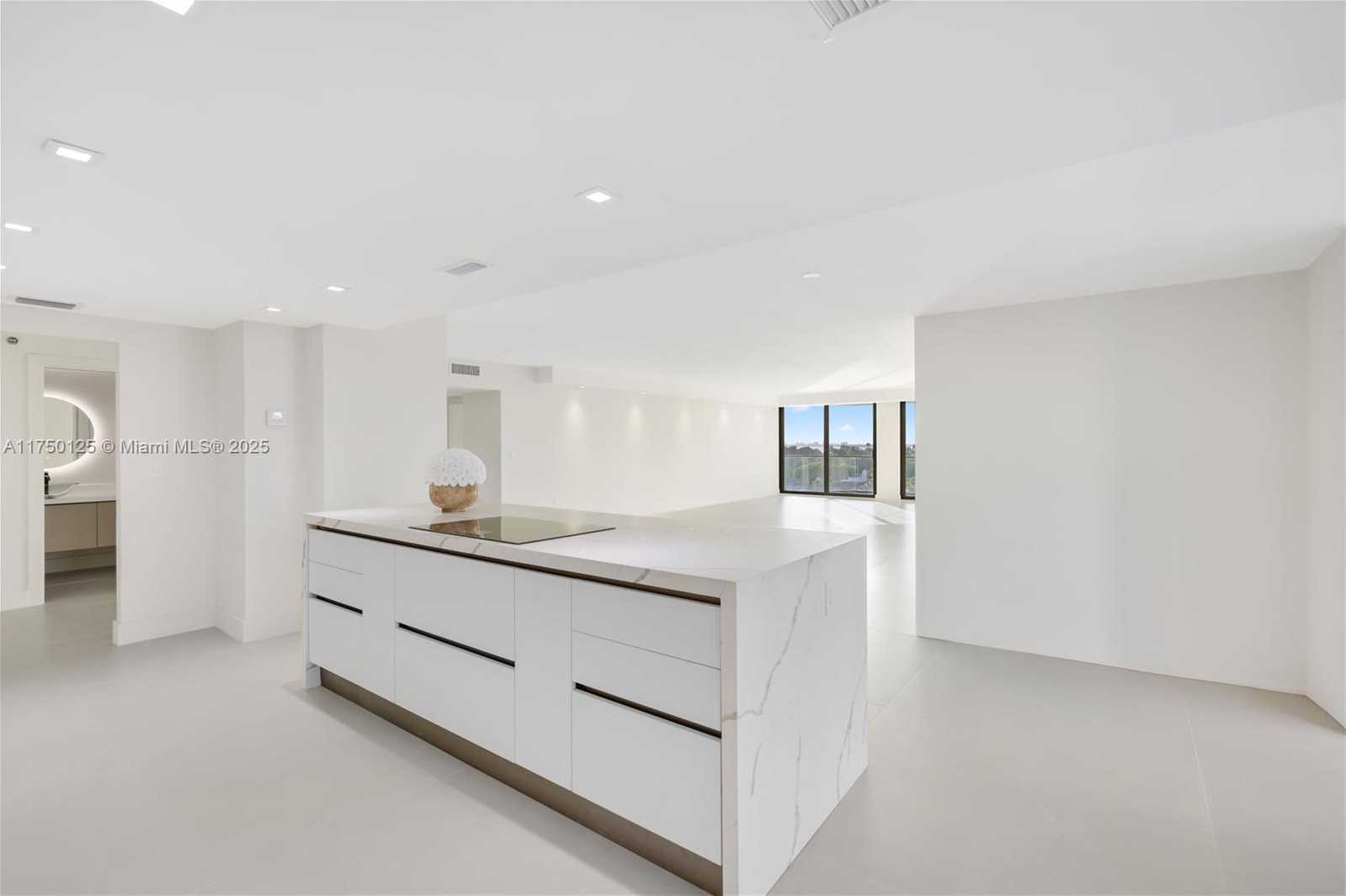 Small Image of 5500 COLLINS AVE #802, Miami Beach Number 7
