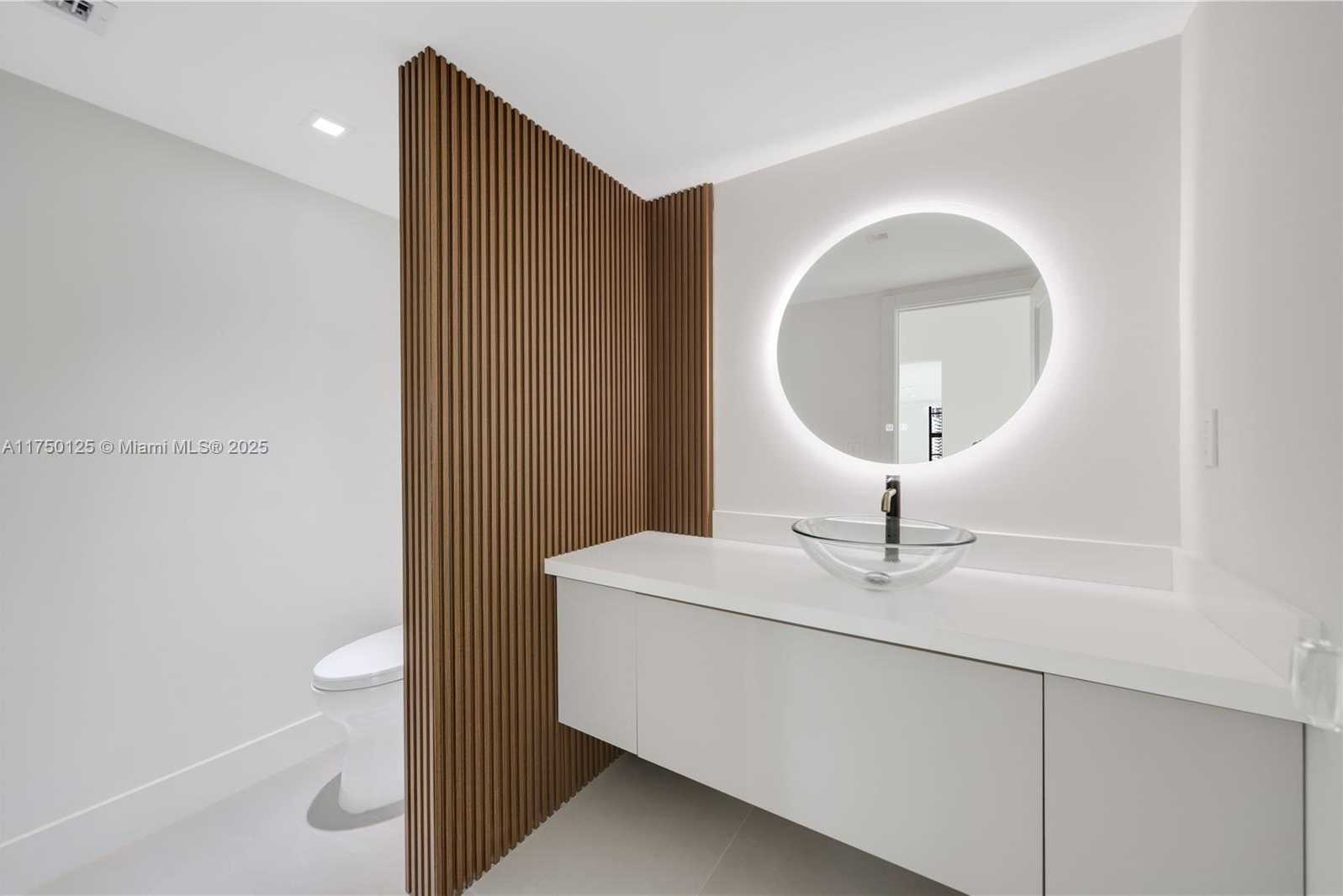 Small Image of 5500 COLLINS AVE #802, Miami Beach Number 8