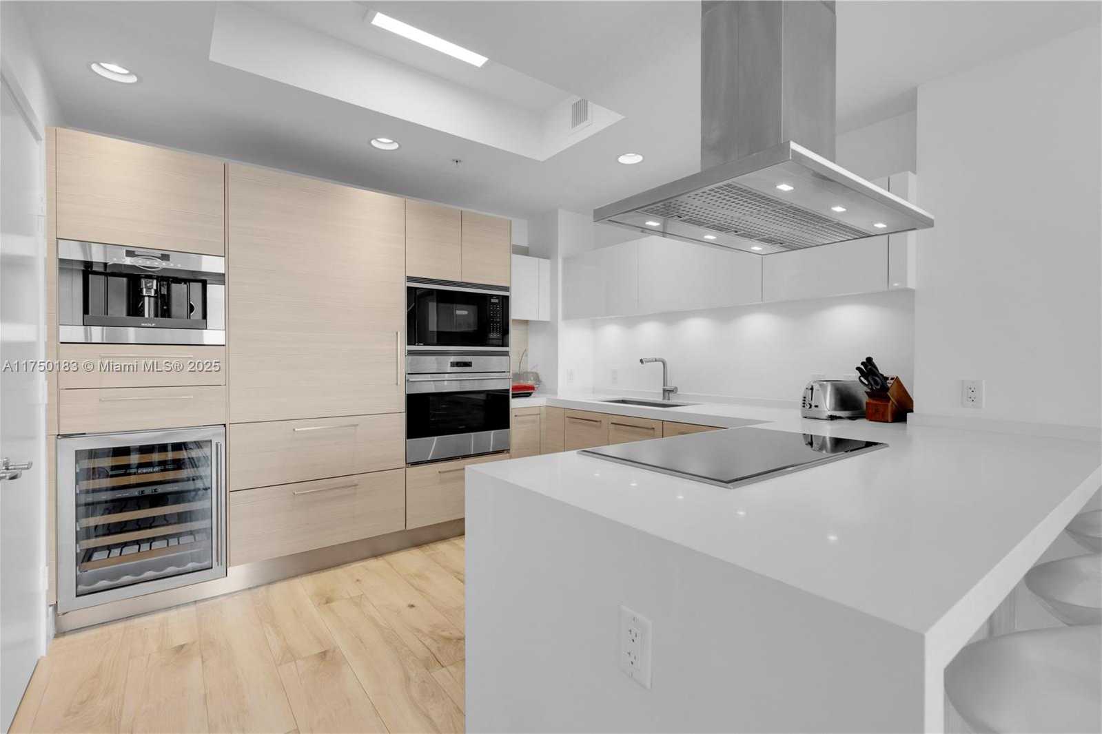 Small Image of 17111 BISCAYNE BLVD #LPH8, North Miami Beach Number 11