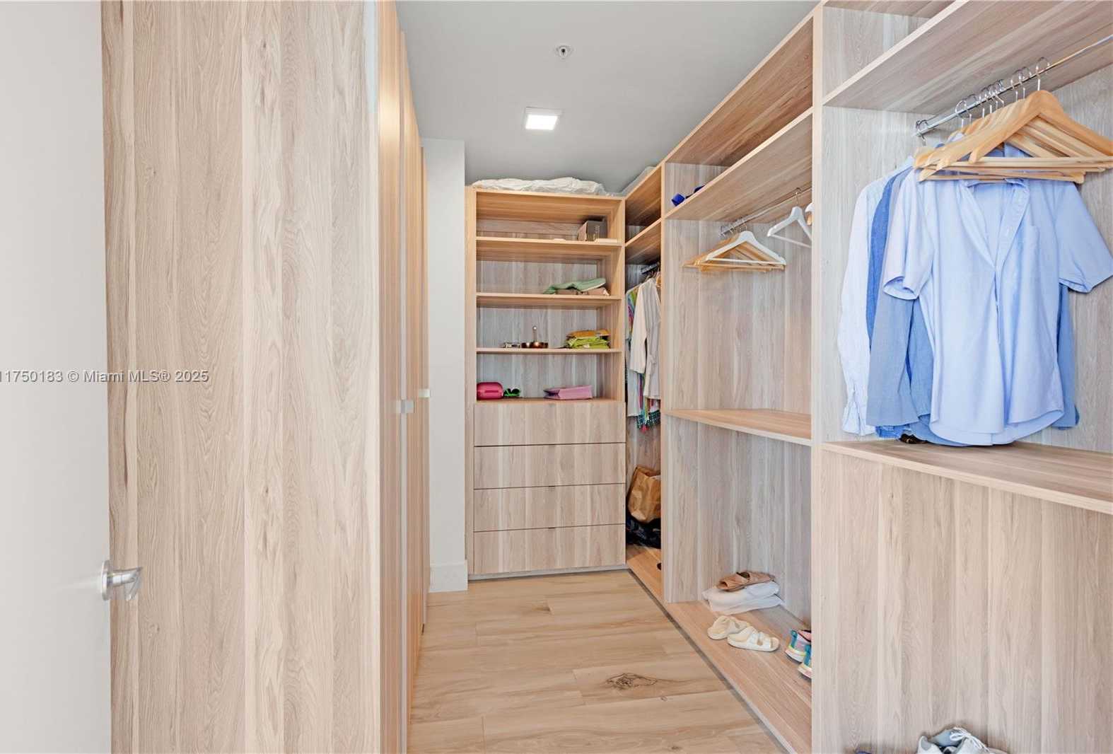 Small Image of 17111 BISCAYNE BLVD #LPH8, North Miami Beach Number 21