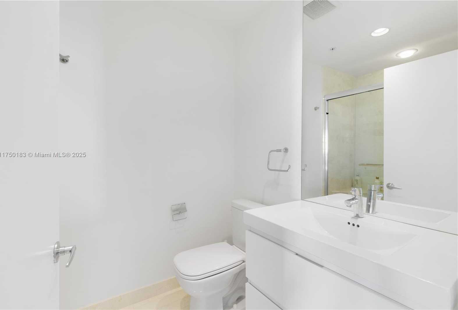 Small Image of 17111 BISCAYNE BLVD #LPH8, North Miami Beach Number 22