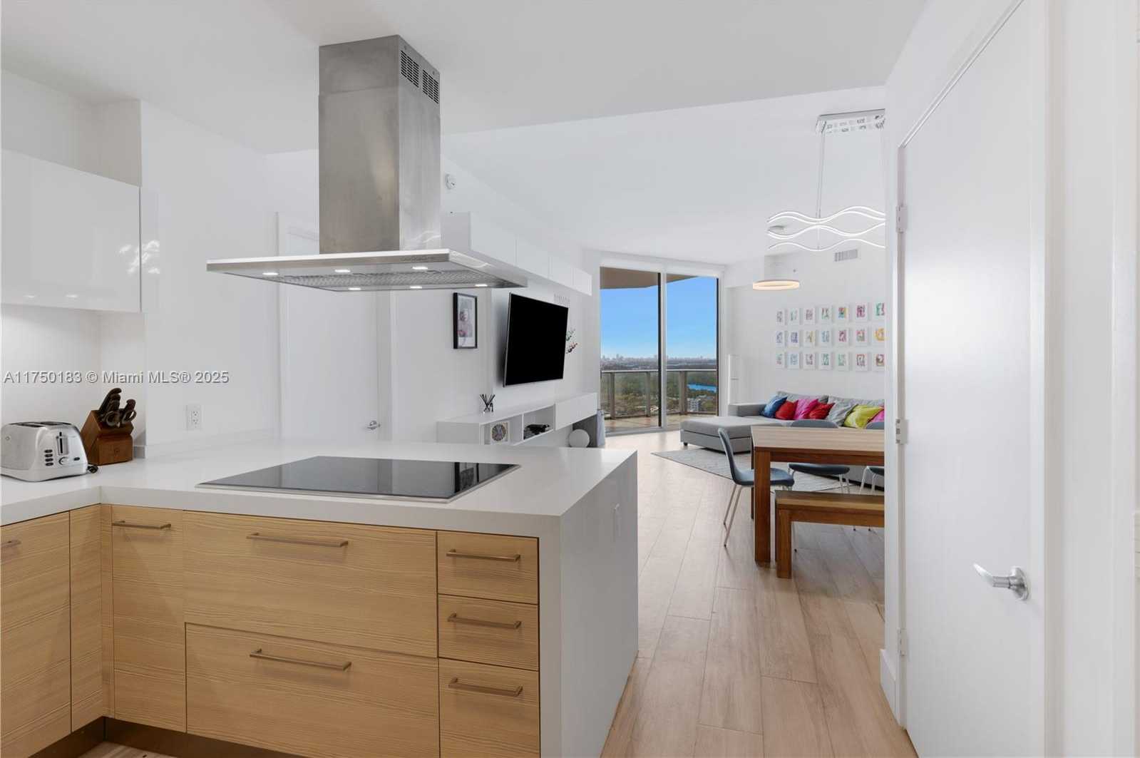 Small Image of 17111 BISCAYNE BLVD #LPH8, North Miami Beach Number 8