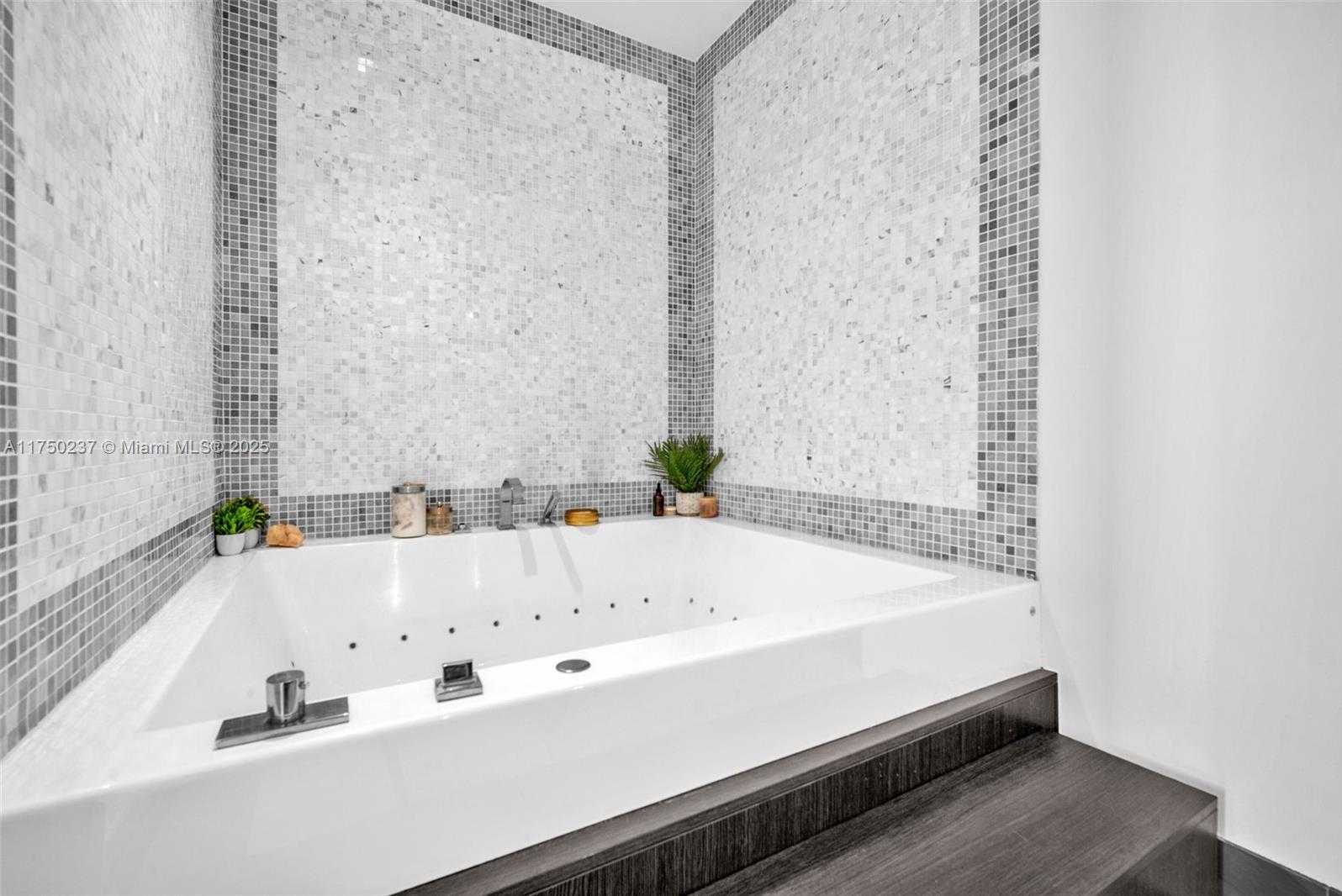 Small Image of 200 BISCAYNE BOULEVARD WAY #4910, Miami Number 15