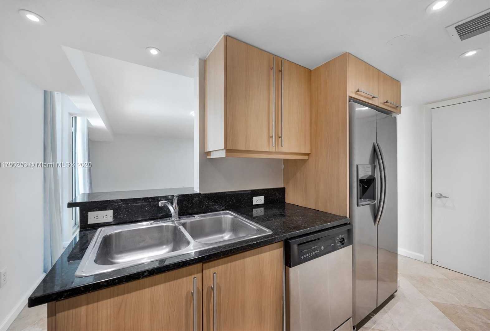 Small Image of 7600 COLLINS AVE #703, Miami Beach Number 13