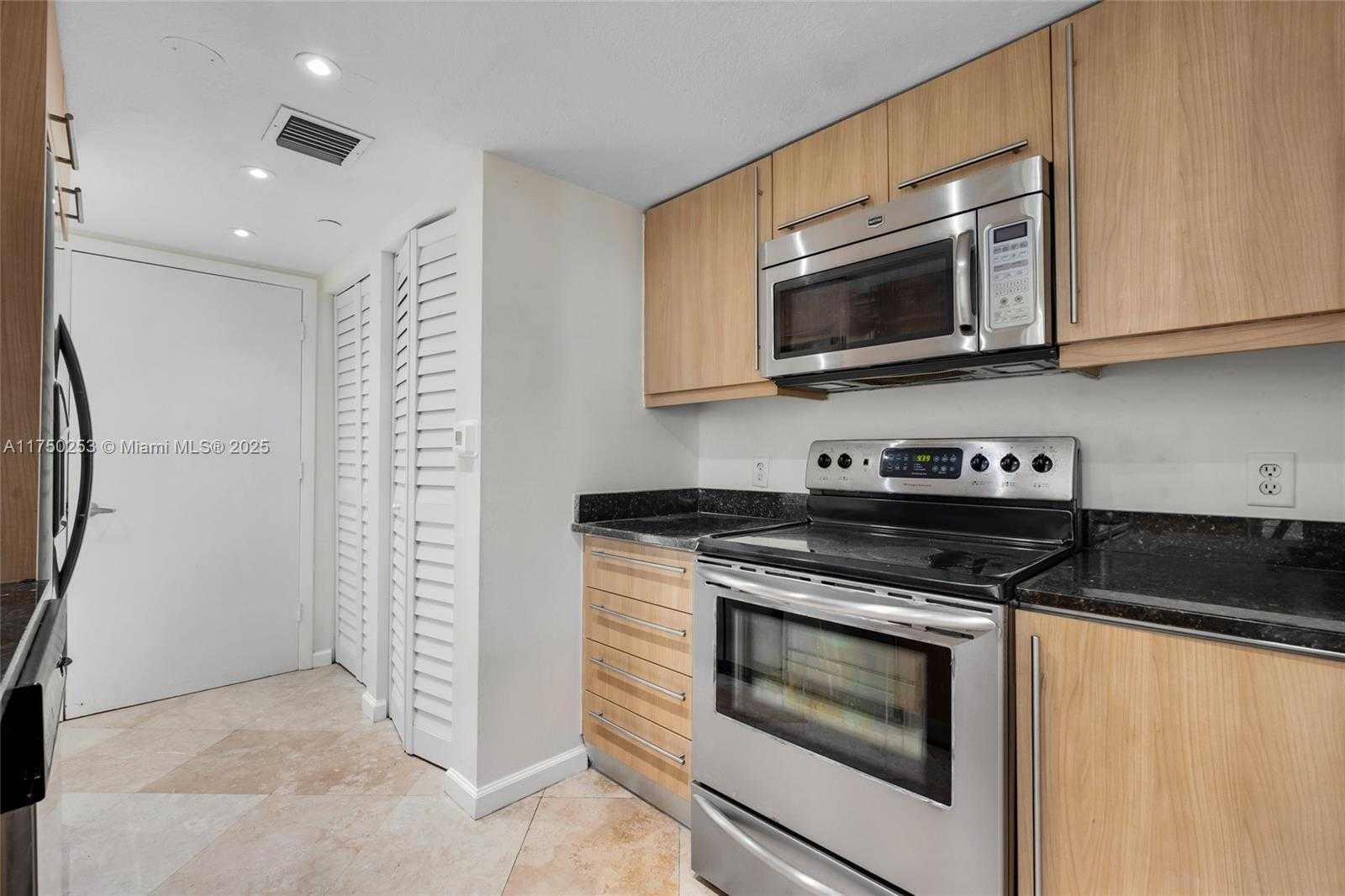 Small Image of 7600 COLLINS AVE #703, Miami Beach Number 14