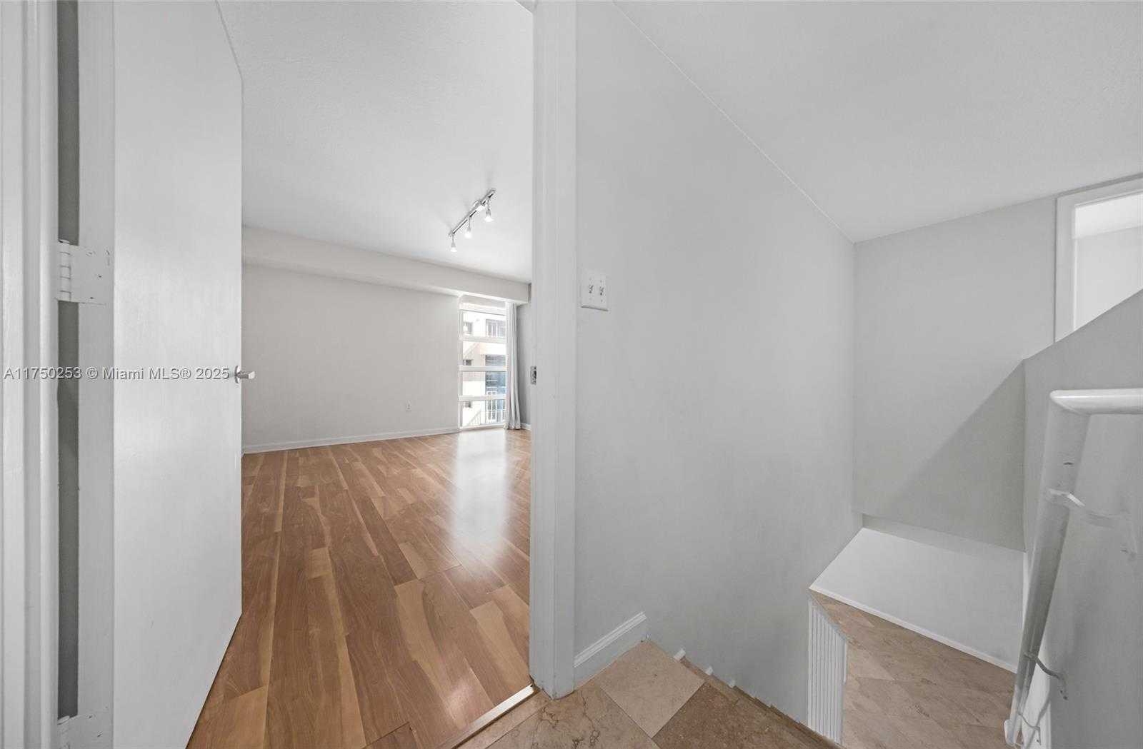 Small Image of 7600 COLLINS AVE #703, Miami Beach Number 16