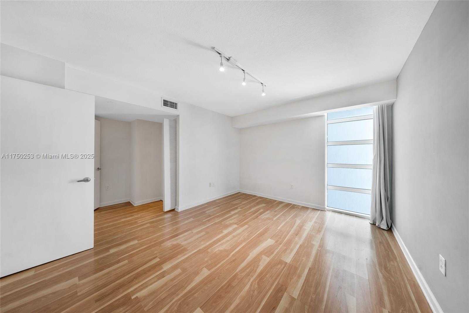 Small Image of 7600 COLLINS AVE #703, Miami Beach Number 17