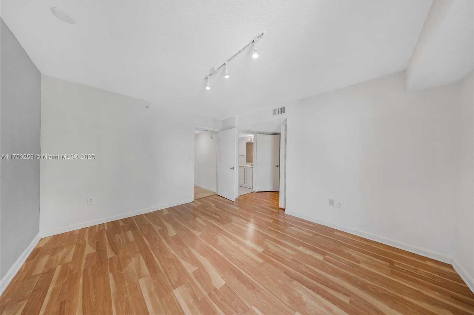 Small Image of 7600 COLLINS AVE #703, Miami Beach Number 18