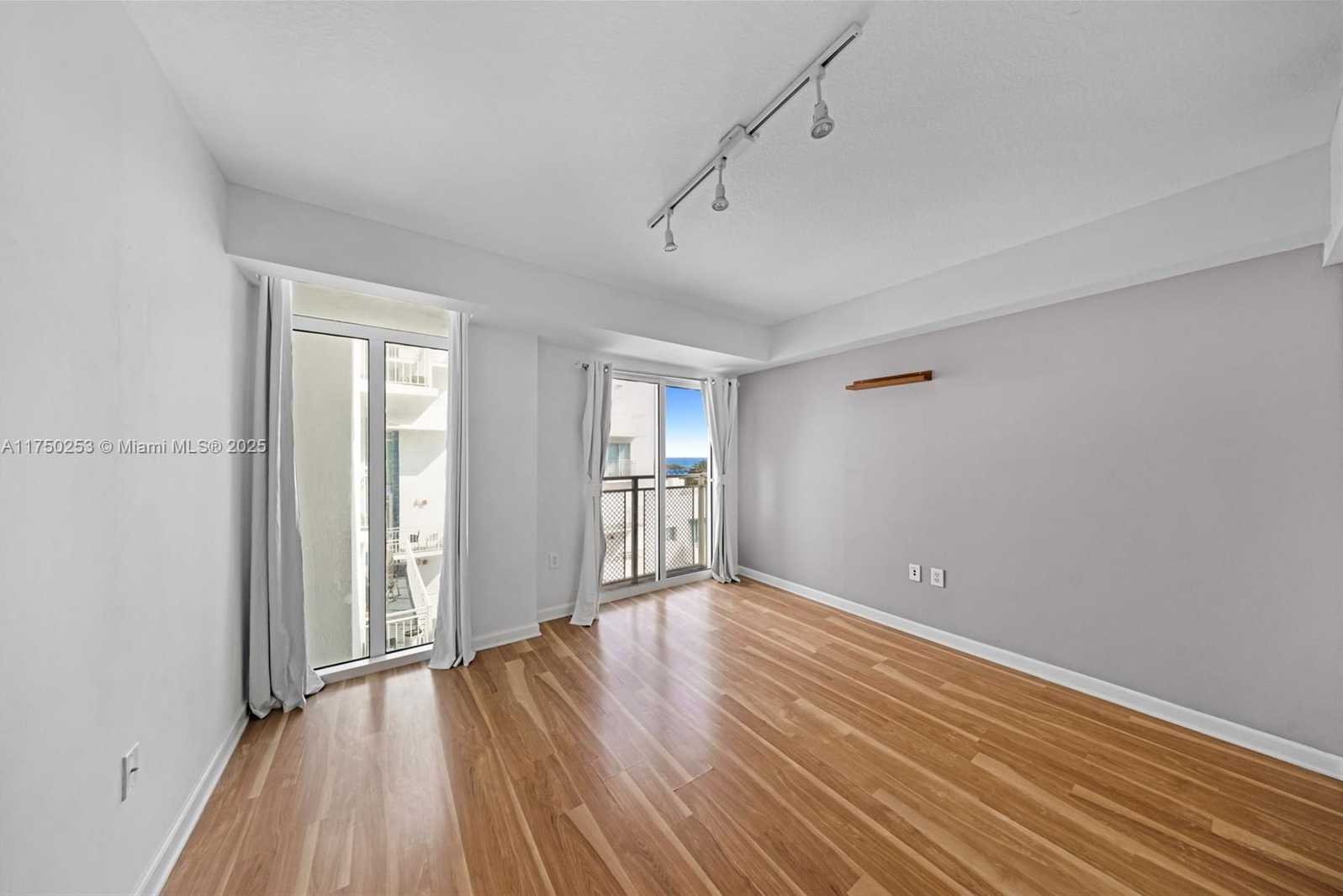 Small Image of 7600 COLLINS AVE #703, Miami Beach Number 21