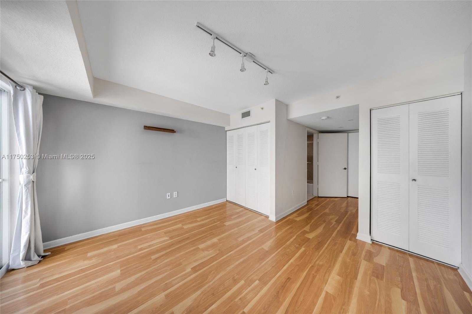 Small Image of 7600 COLLINS AVE #703, Miami Beach Number 23
