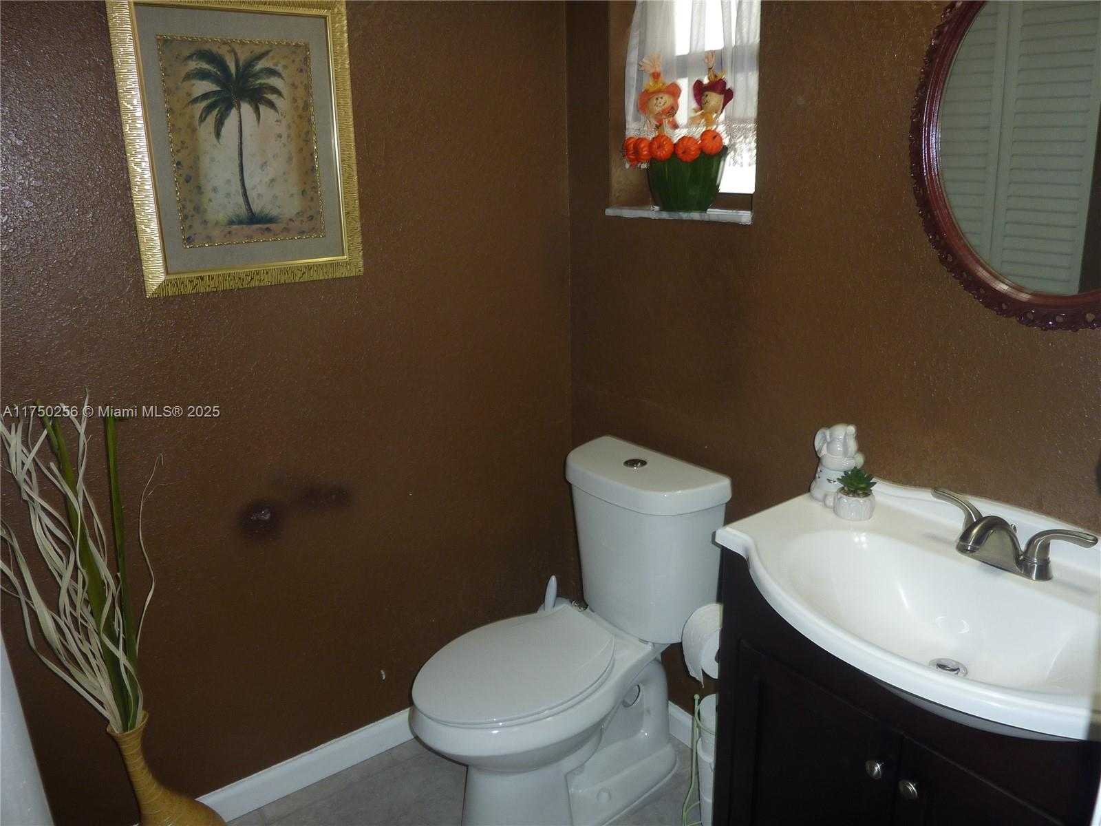Small Image of 10123 SUNRISE LAKES BLVD #104, Sunrise Number 24