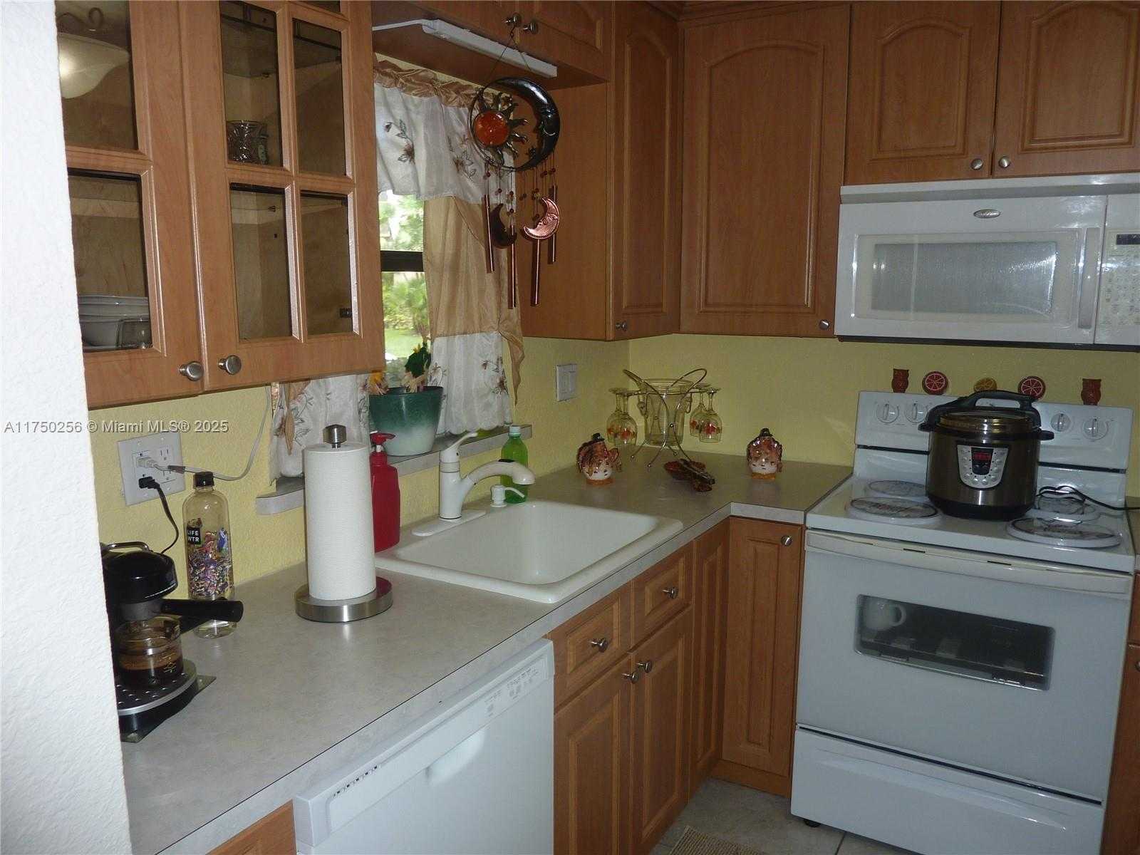 Small Image of 10123 SUNRISE LAKES BLVD #104, Sunrise Number 25