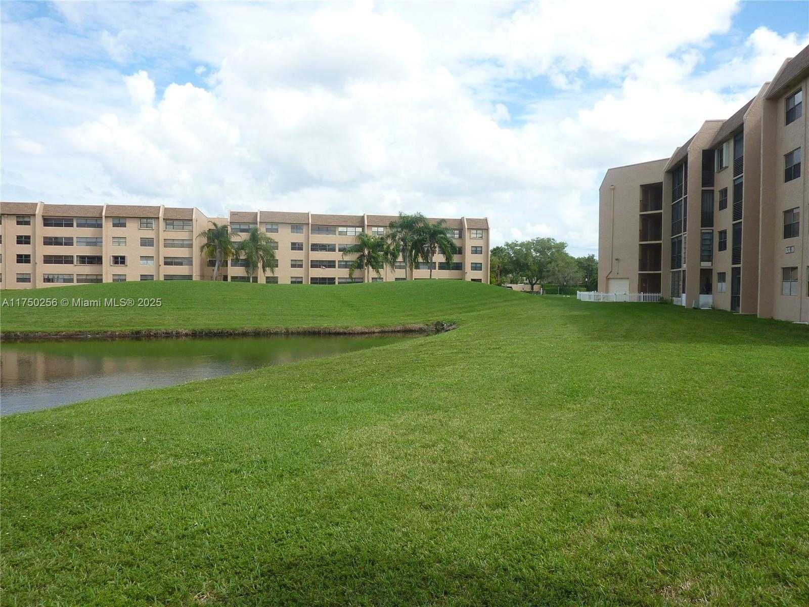 Small Image of 10123 SUNRISE LAKES BLVD #104, Sunrise Number 30