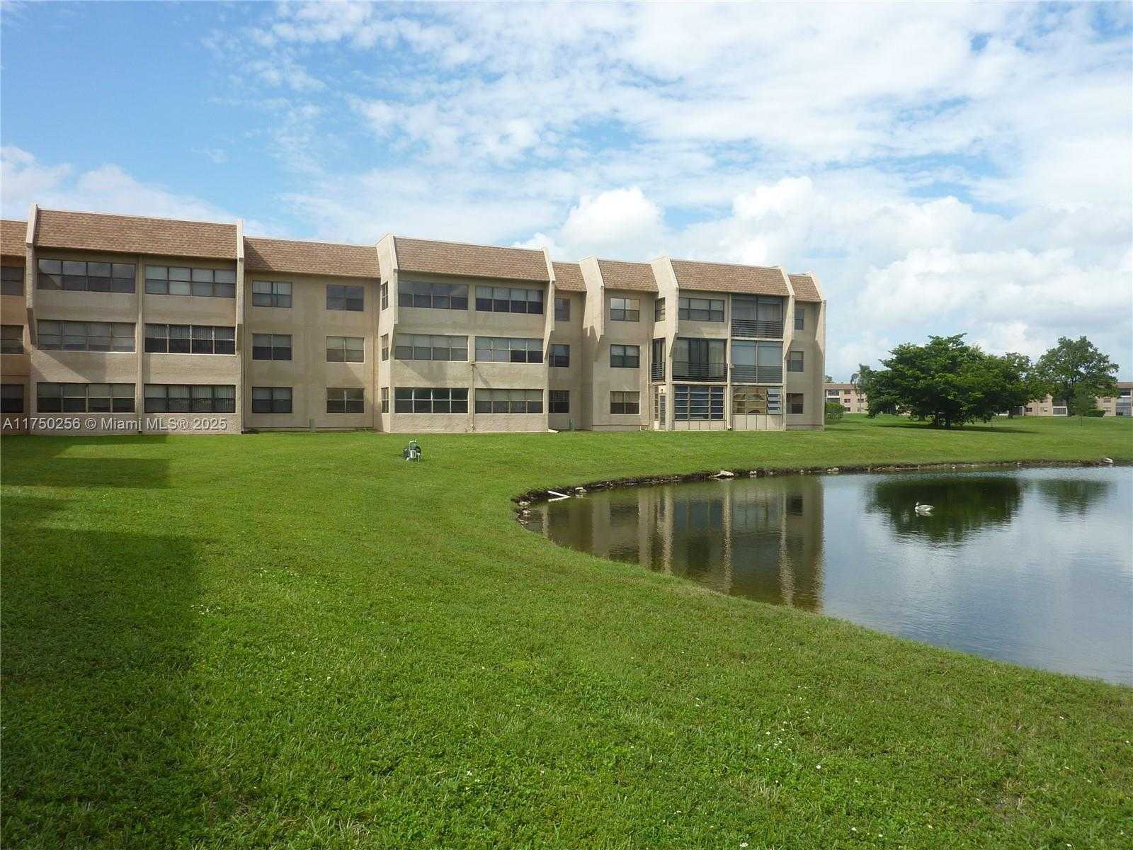 Small Image of 10123 SUNRISE LAKES BLVD #104, Sunrise Number 31