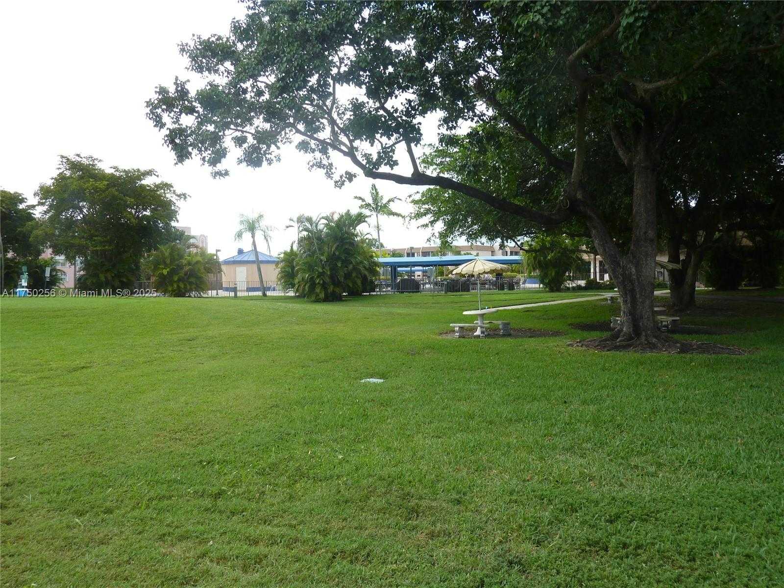 Small Image of 10123 SUNRISE LAKES BLVD #104, Sunrise Number 36