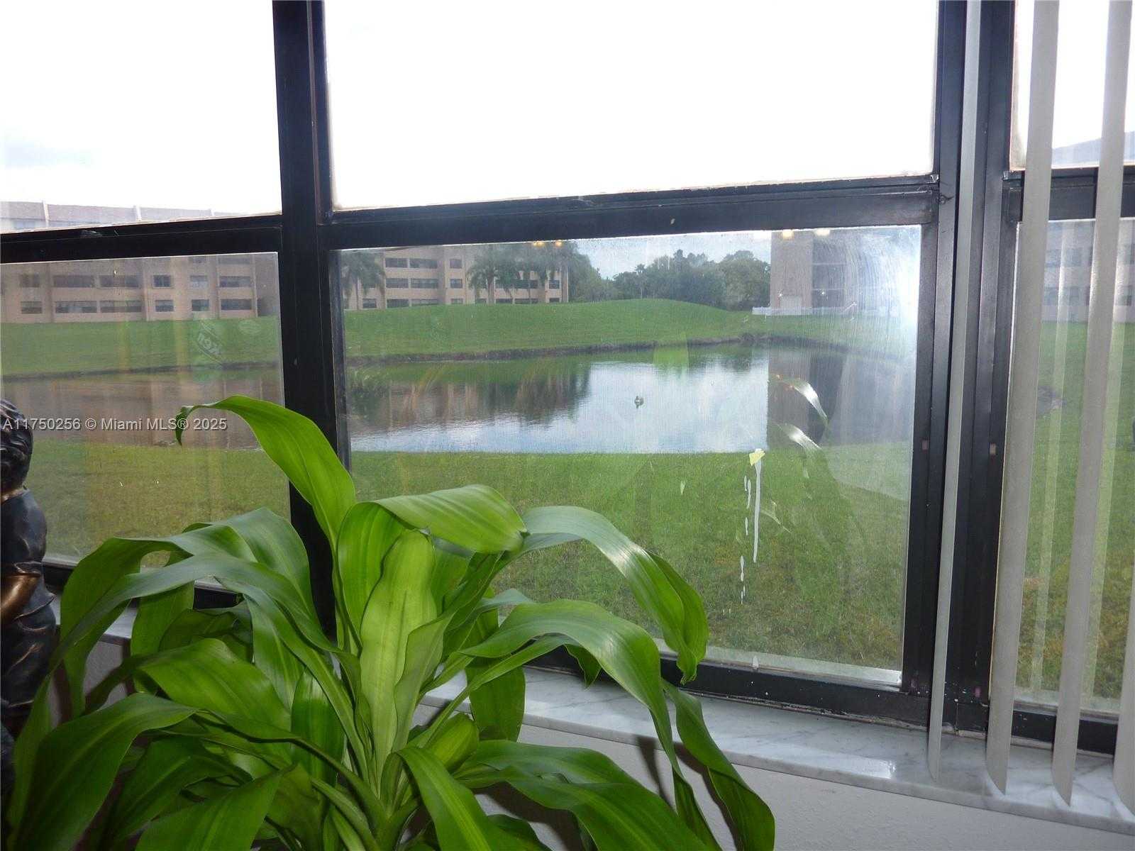 Small Image of 10123 SUNRISE LAKES BLVD #104, Sunrise Number 8