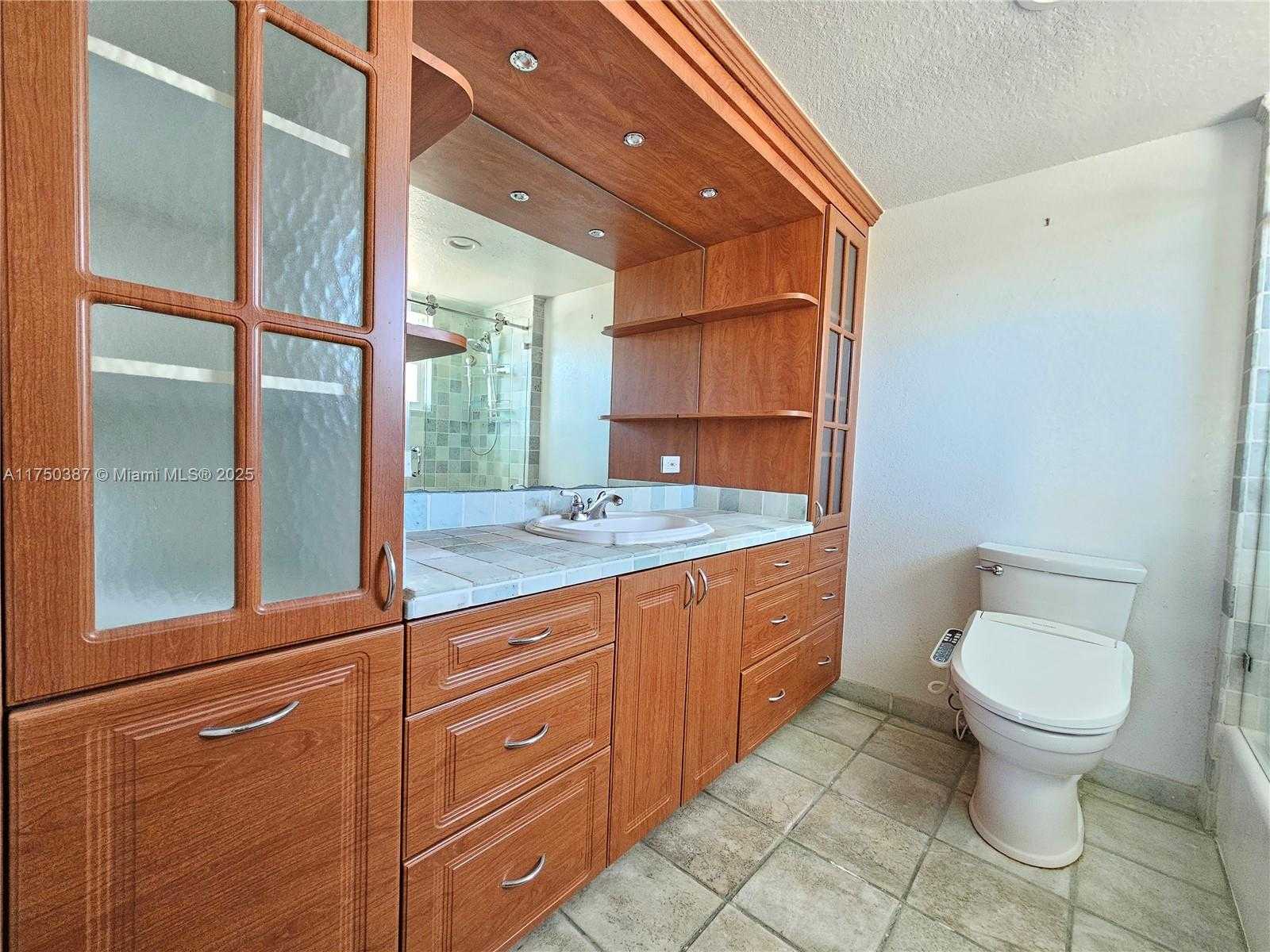 Small Image of 427 GOLDEN ISLES DR #16E, Hallandale Beach Number 13