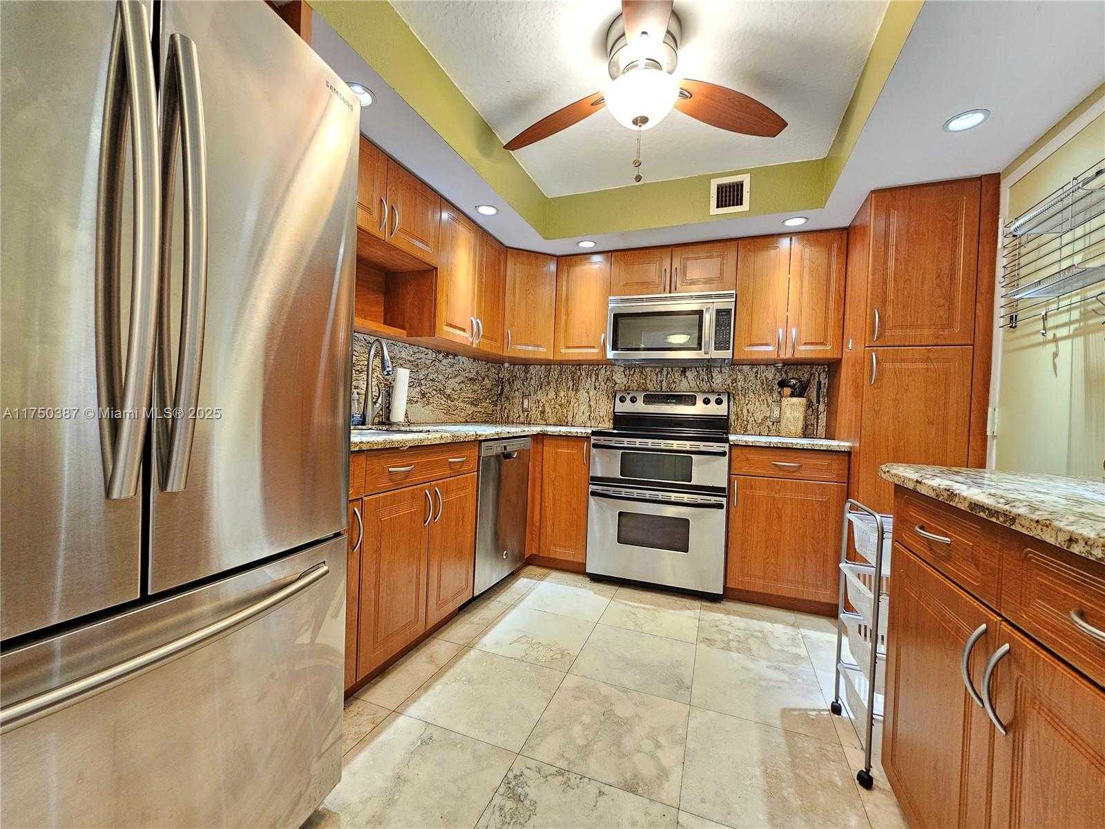Small Image of 427 GOLDEN ISLES DR #16E, Hallandale Beach Number 3