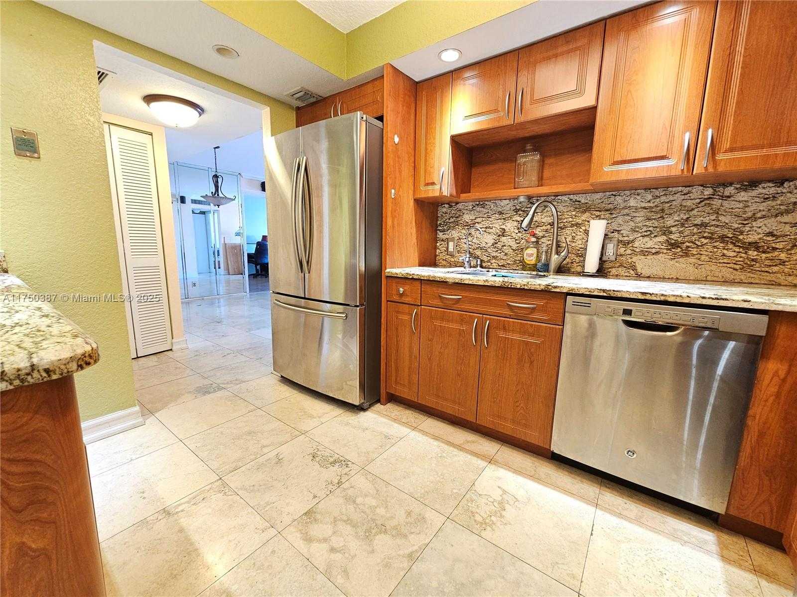 Small Image of 427 GOLDEN ISLES DR #16E, Hallandale Beach Number 4