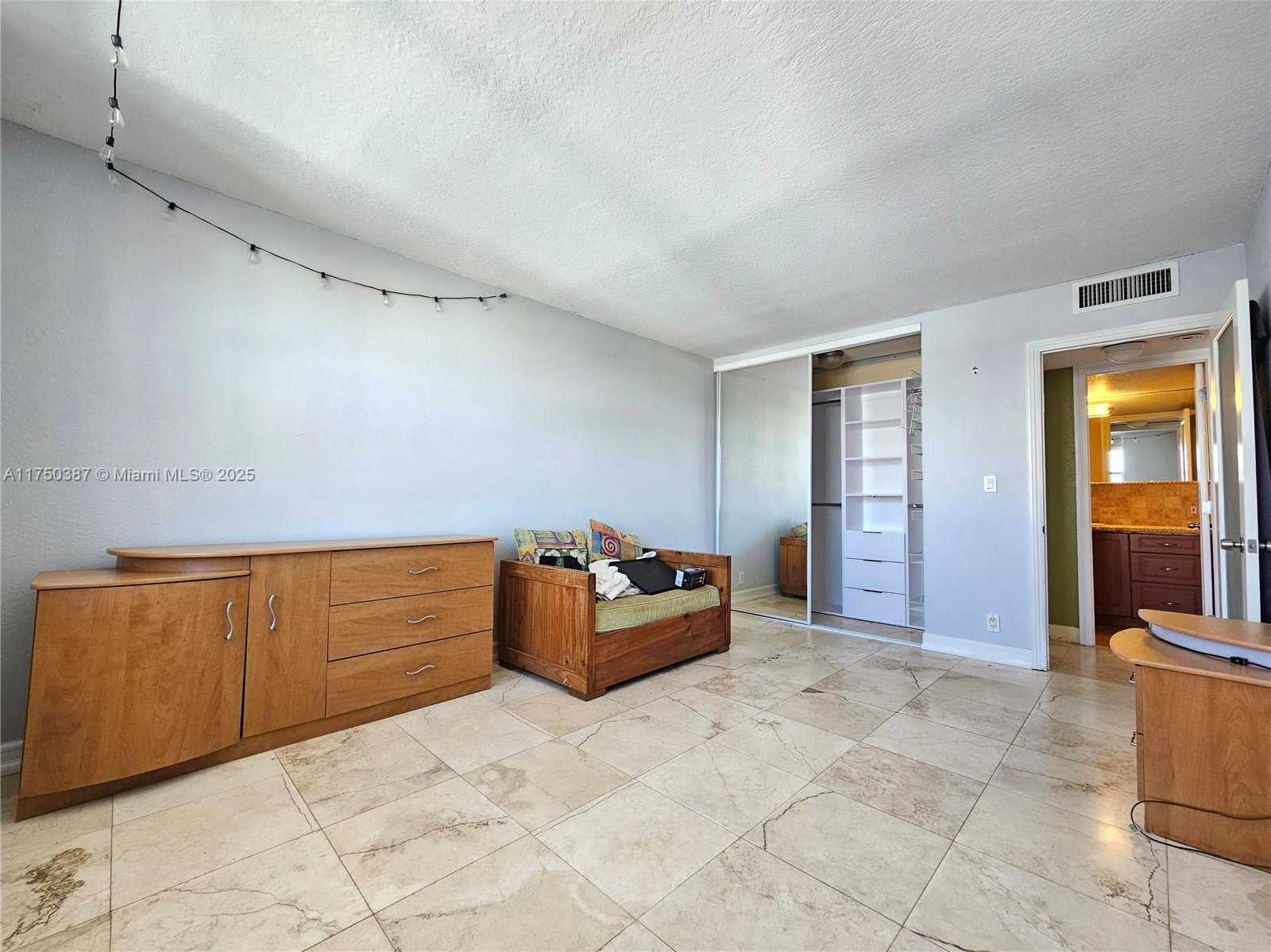 Small Image of 427 GOLDEN ISLES DR #16E, Hallandale Beach Number 9