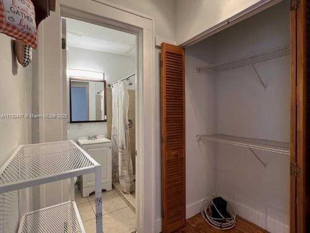 Small Image of 642 MICHIGAN AVE #14, Miami Beach Number 7