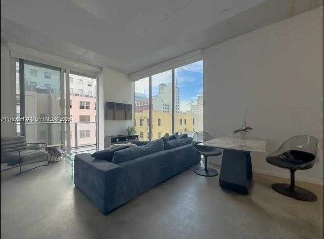 Small Image of 151 SE 1st St, Miami, FL 33131, USA Number 5