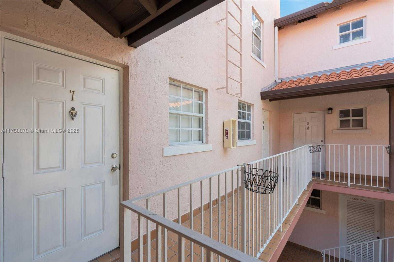 Small Image of 29 SANTILLANE AVE #7, Coral Gables Number 4