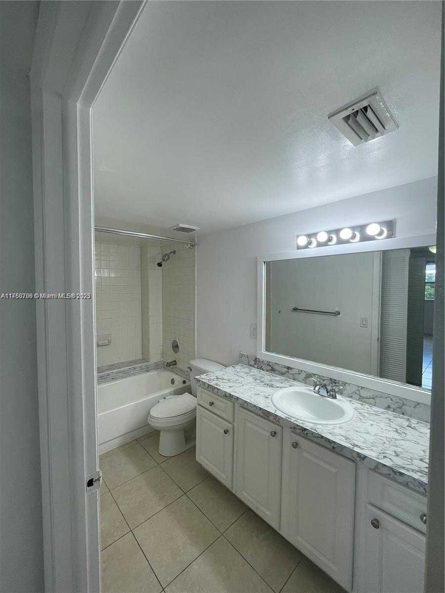 Small Image of 8255 LAKE DR #405, Doral Number 10