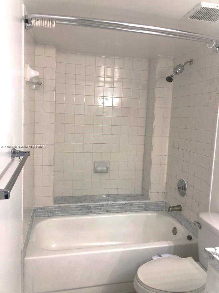 Small Image of 8255 LAKE DR #405, Doral Number 11