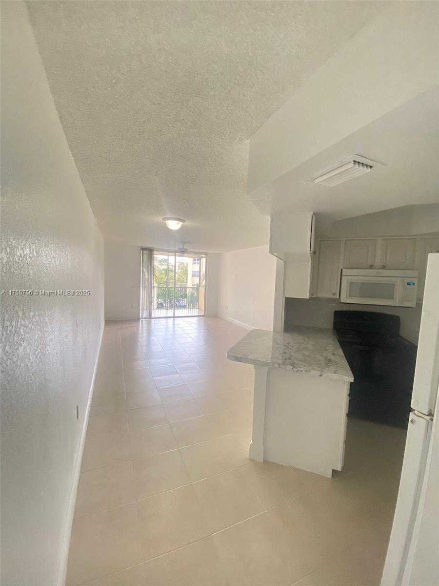 Small Image of 8255 LAKE DR #405, Doral Number 15