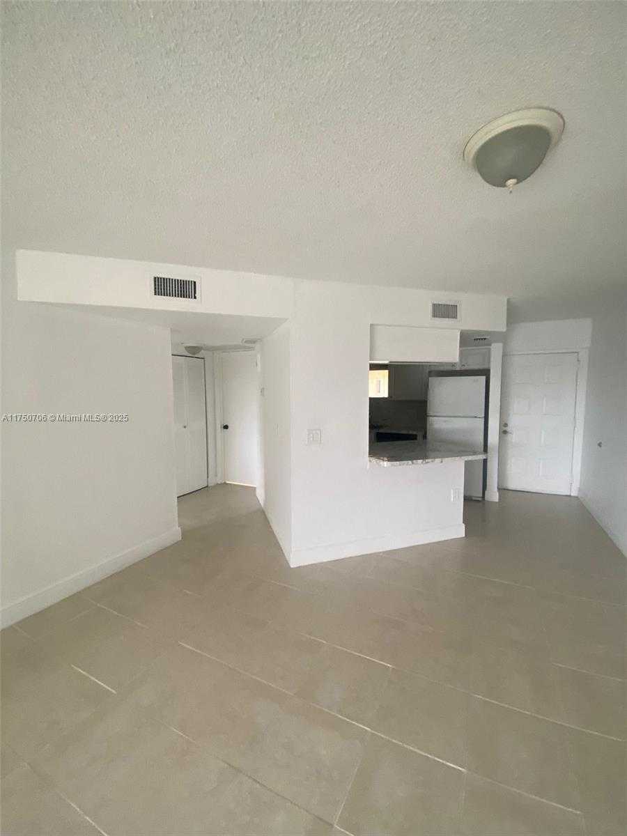 Small Image of 8255 LAKE DR #405, Doral Number 16