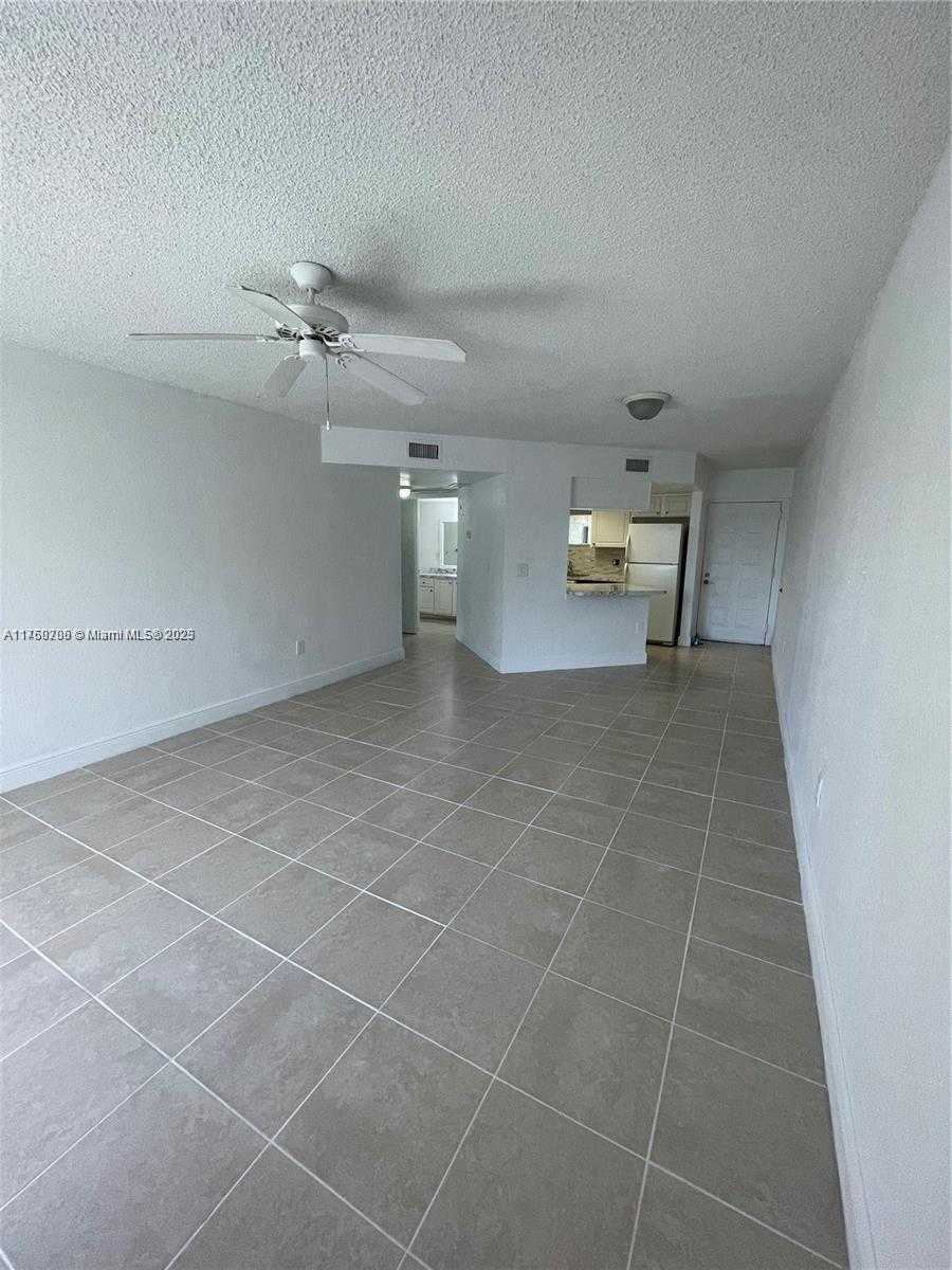 Small Image of 8255 LAKE DR #405, Doral Number 17