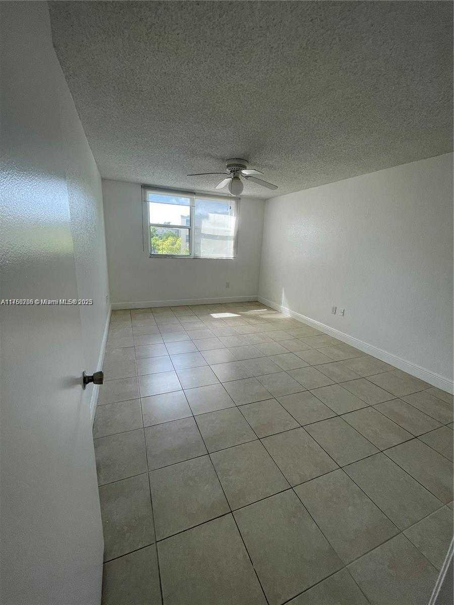 Small Image of 8255 LAKE DR #405, Doral Number 19