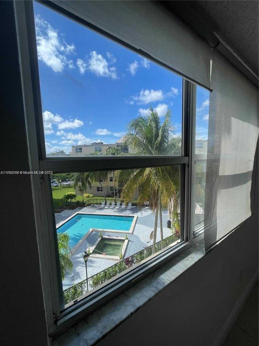 Small Image of 8255 LAKE DR #405, Doral Number 20