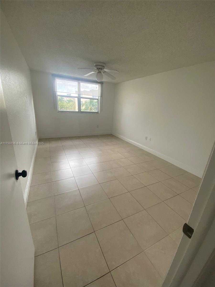 Small Image of 8255 LAKE DR #405, Doral Number 21