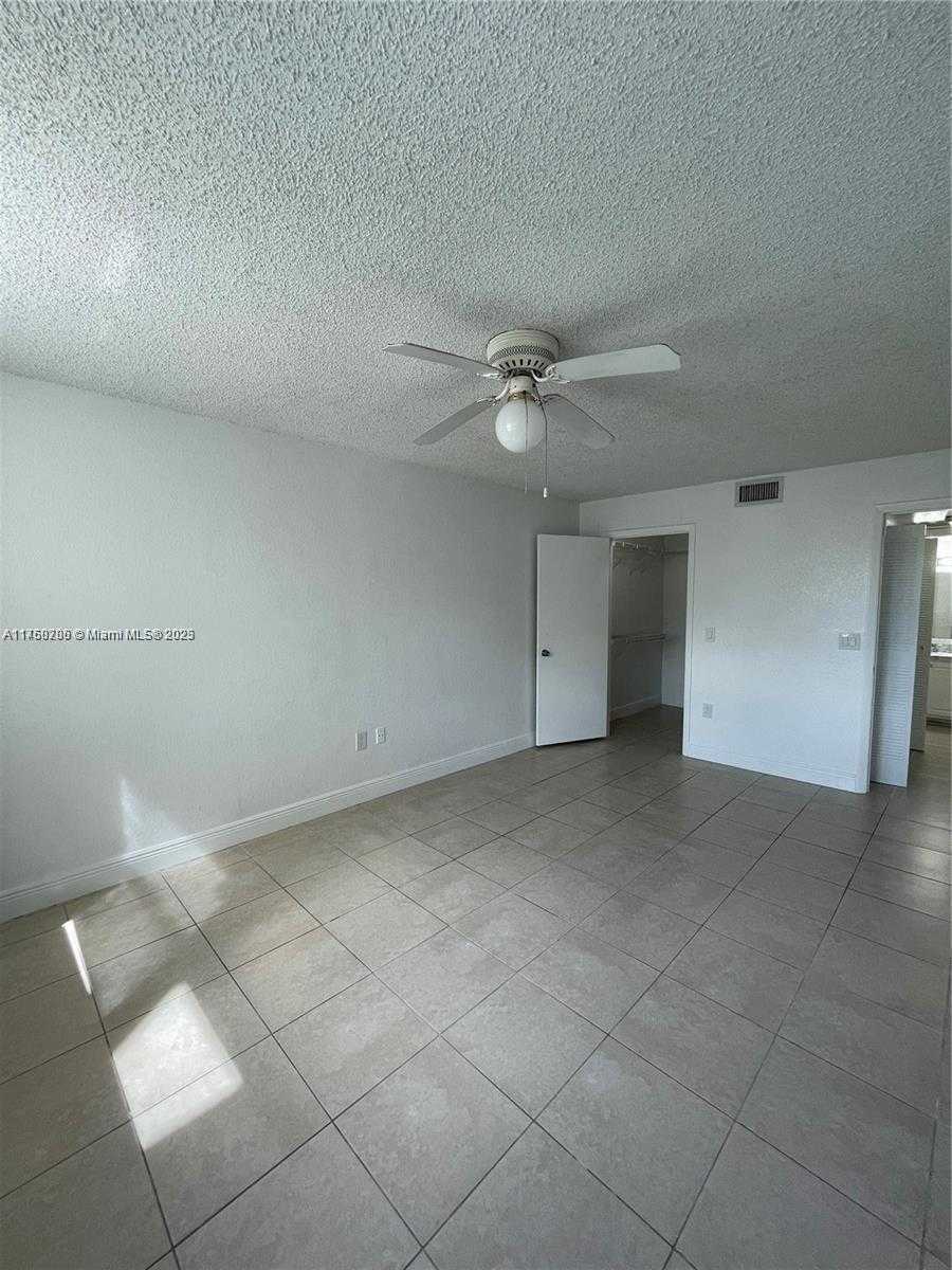Small Image of 8255 LAKE DR #405, Doral Number 22