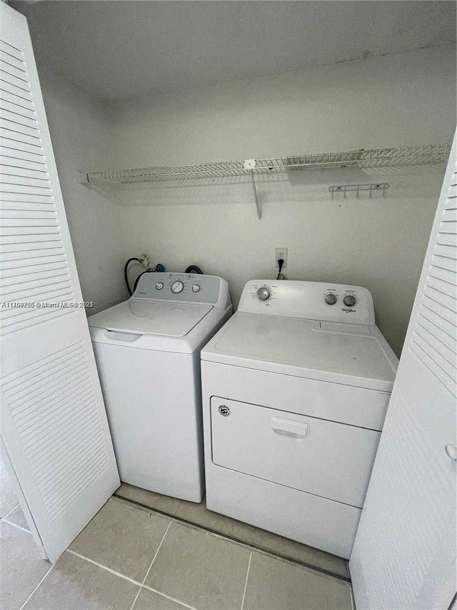 Small Image of 8255 LAKE DR #405, Doral Number 25