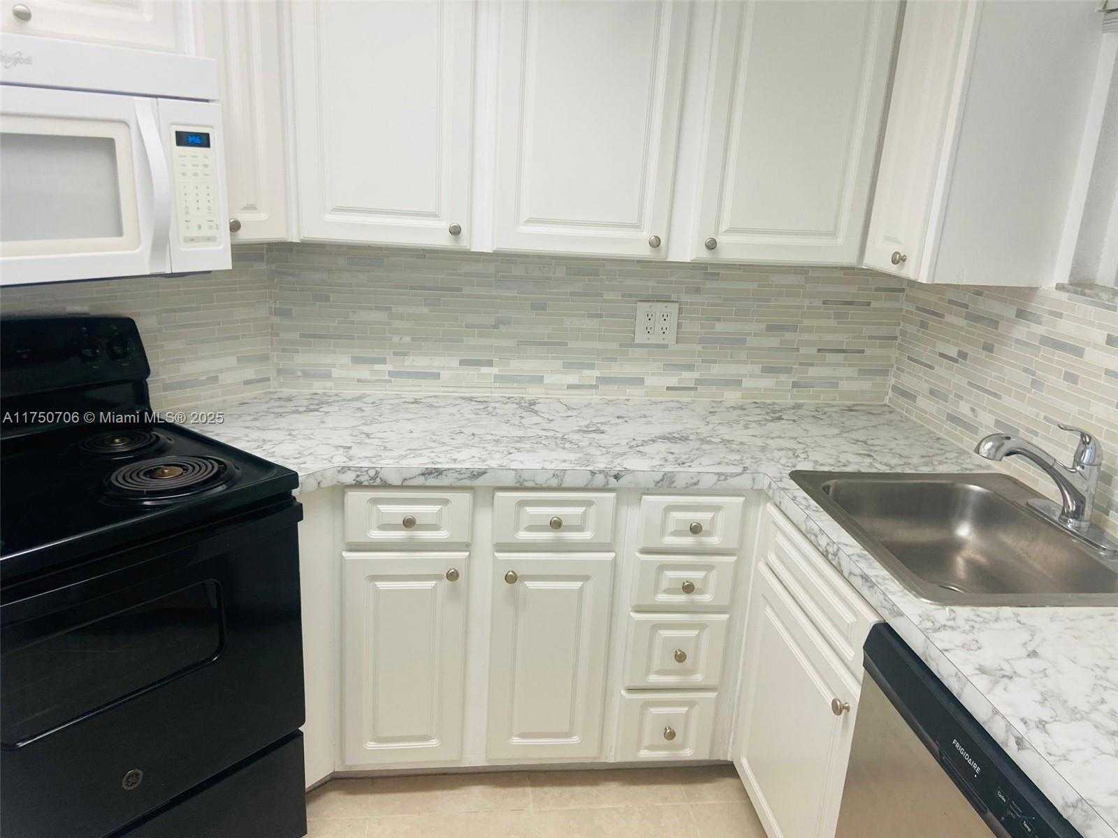 Small Image of 8255 LAKE DR #405, Doral Number 3