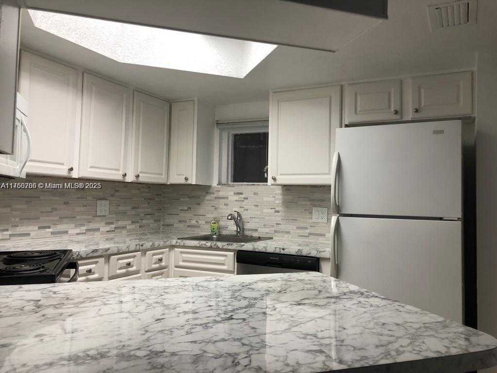 Small Image of 8255 LAKE DR #405, Doral Number 4