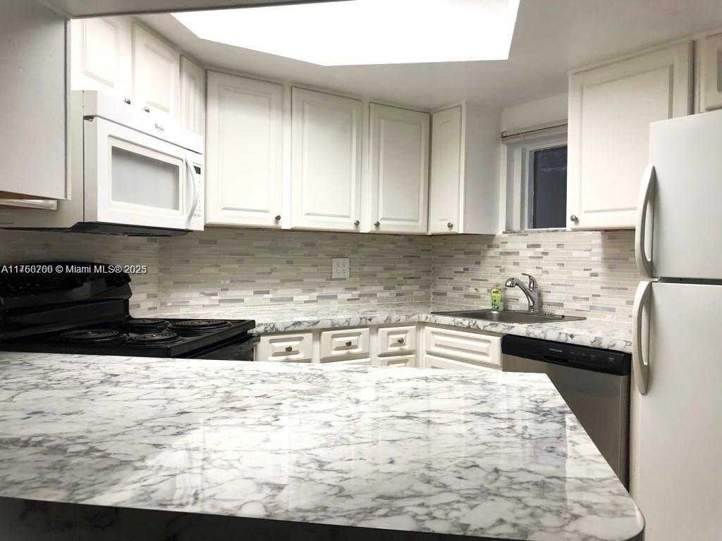 Small Image of 8255 LAKE DR #405, Doral Number 5