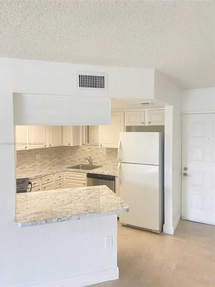 Small Image of 8255 LAKE DR #405, Doral Number 6