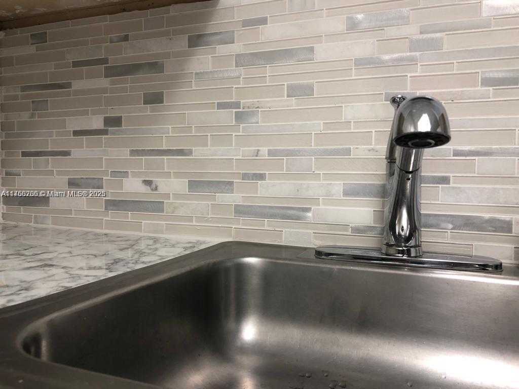 Small Image of 8255 LAKE DR #405, Doral Number 7
