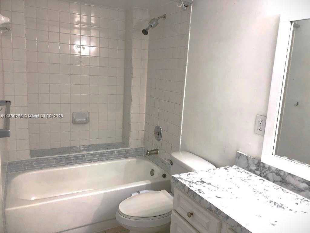 Small Image of 8255 LAKE DR #405, Doral Number 9
