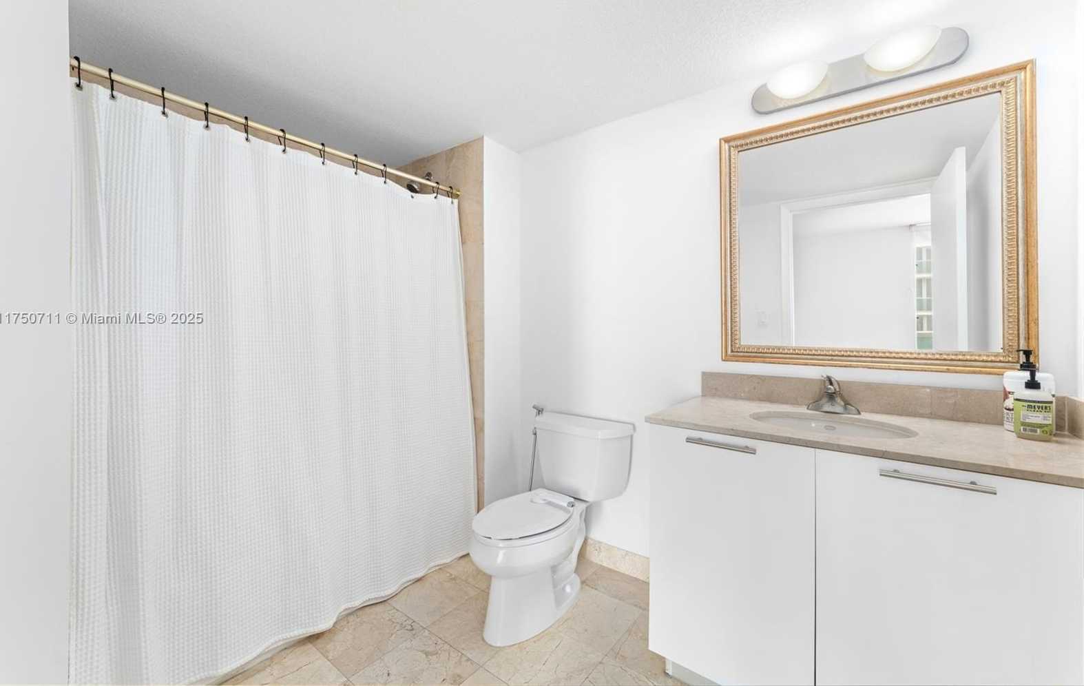 Small Image of 1800 N Bayshore Dr, Miami, FL 33132, USA Number 14