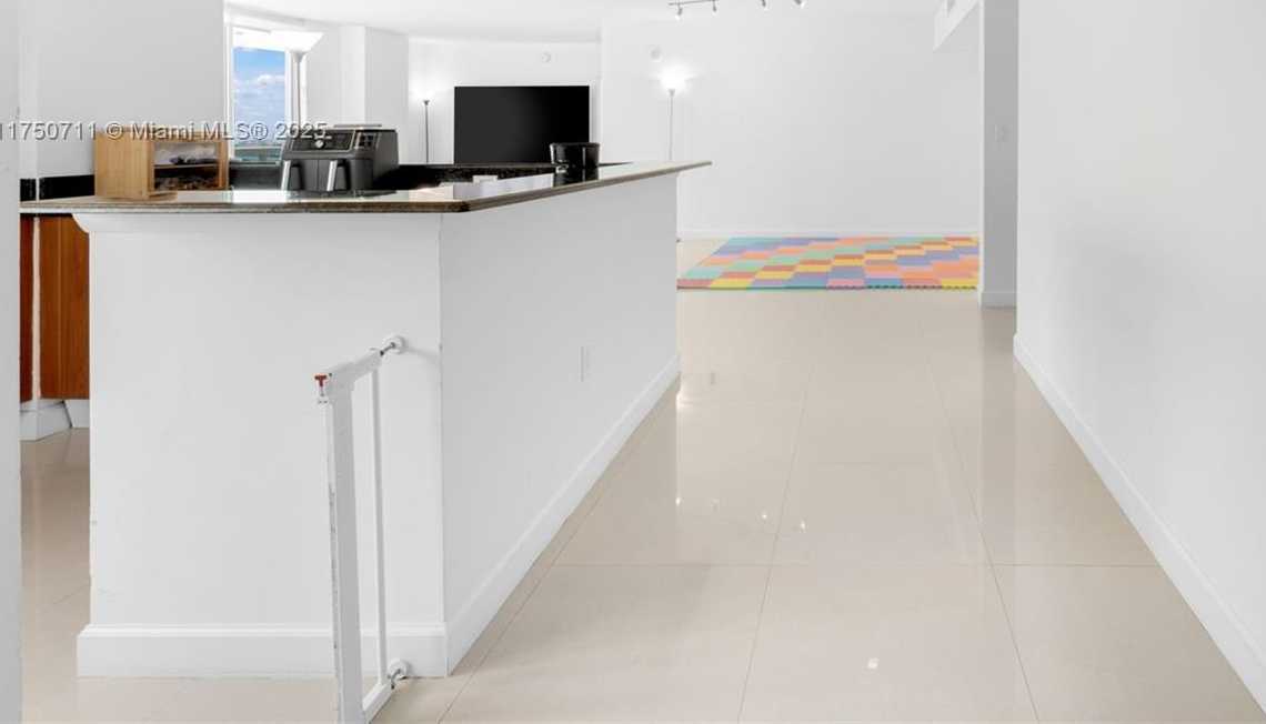 Small Image of 1800 N Bayshore Dr, Miami, FL 33132, USA Number 15
