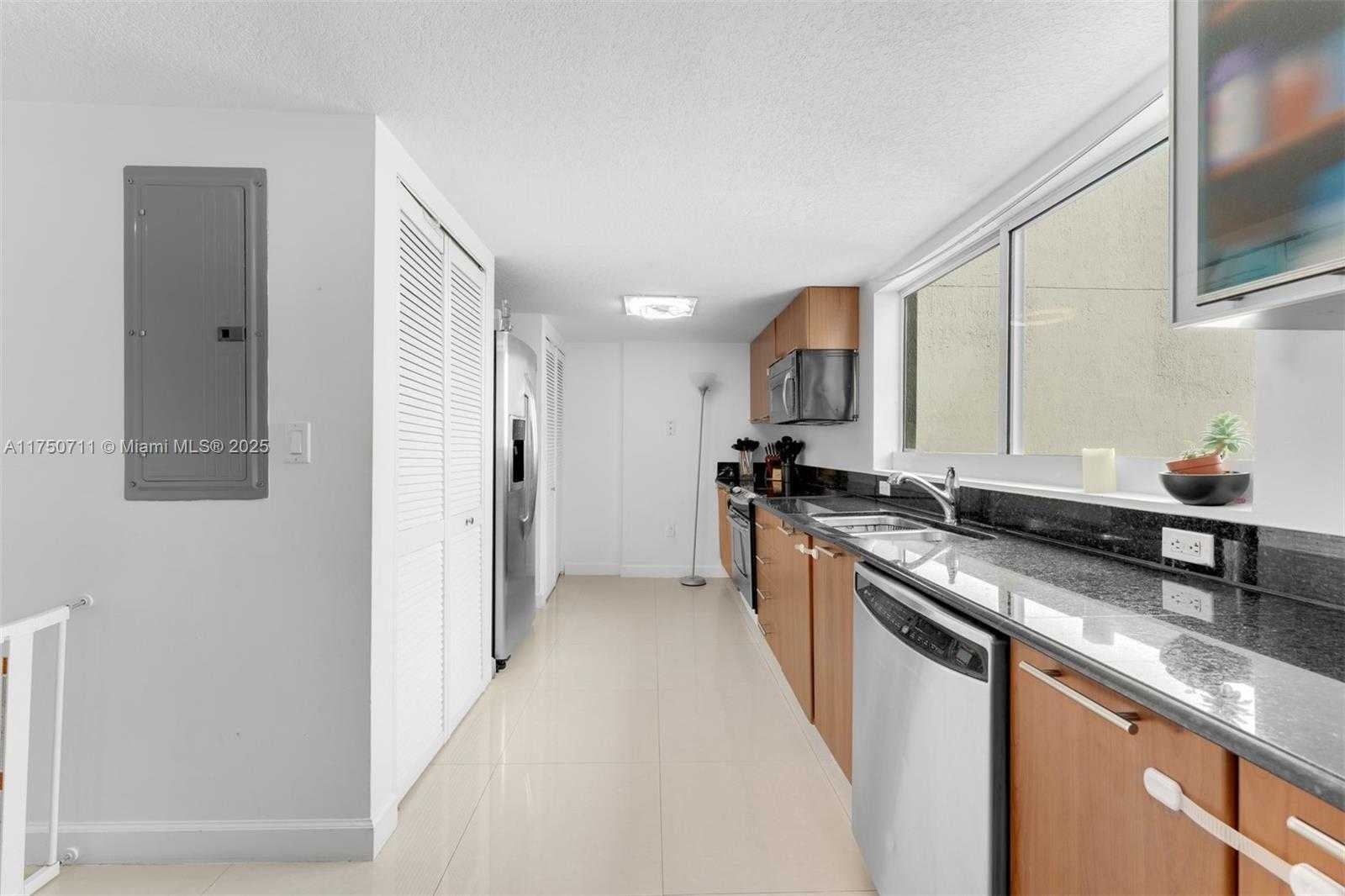 Small Image of 1800 N Bayshore Dr, Miami, FL 33132, USA Number 16